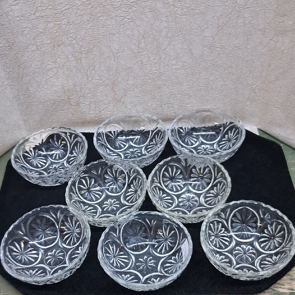 8 pc. Anchor Hocking Crystal Berry Bowls‎ Starburst Medallion